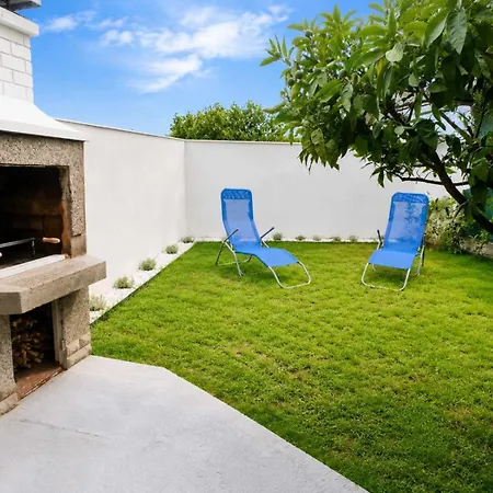 Silvia - Free Parking, Wifi & Private Yard With Bbq