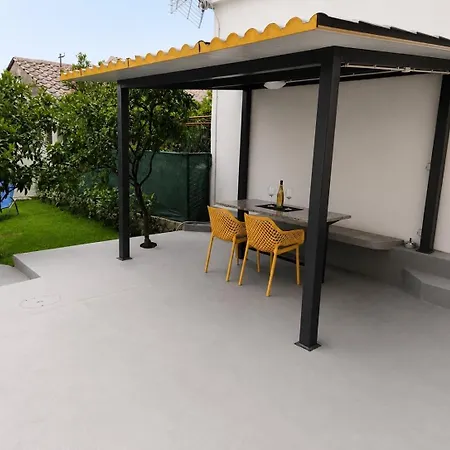Silvia - Free Parking, Wifi & Private Yard With Bbq *
