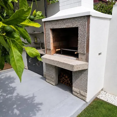 شقة Silvia - Free Parking, Wifi & Private Yard With Bbq *