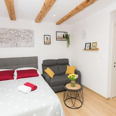 Silvia - Free Parking, Wifi & Private Yard With Bbq *