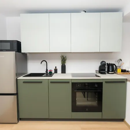 Silvia - Free Parking, Wifi & Private Yard With Bbq
